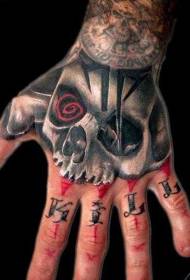 Cráneo misterioso a mano con patrón de tatuaxe con letras