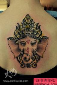 Leđa djevojke popularna je prelijepom tetovažom slona