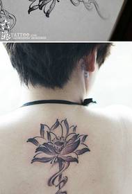 Le dos de la fille est beau modèle de tatouage lotus noir et blanc