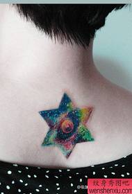 Красивая звездная татуировка в виде шестиконечной звезды на спине девушки