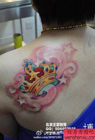 Lány hátán jó megjelenésű színes korona tetoválás mintát