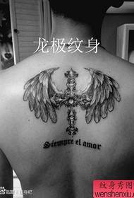 Model de tatuaj popular cu aripi din spate masculin, cruce pop