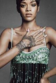 蕾哈娜（Rihanna）手上的明星手簡約部落圖騰紋身圖片
