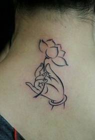 Meitenes muguras bergamotes lotosa tetovējums