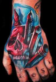 Színes hátborzongató koponya tetoválás a kéz hátsó részén