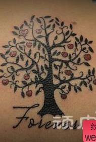 Batang babae na may totem puno ng tattoo sa likod