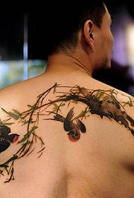 Ang isang spring willow dobleng pattern ng lunok ng tattoo sa likod
