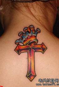 Un motif de tatouage de couronne de croix de couleur de cou arrière par l'image de tatouage