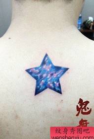 Un patrón de tatuaxe estrela de cinco puntas moi popular na parte traseira