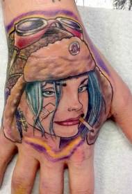 Hand-back ny skola stil färgad rökning kvinna tatuering