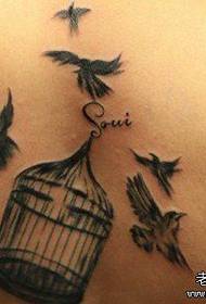 Fermosa gaiola de aves pop con tatuaxe de aves na parte traseira