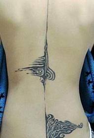 Seksīga skaistuma muguras totēma tetovējuma modelis