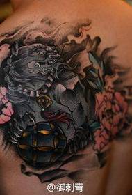Cool a pekný tetovací motív Tang leva pre chlapcov