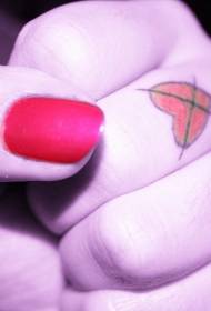 女性の指の小さな新鮮なクロス愛のタトゥー画像