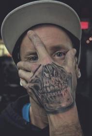 Hihetetlen fekete-fehér hónalj tetoválás minta a férfi kezét