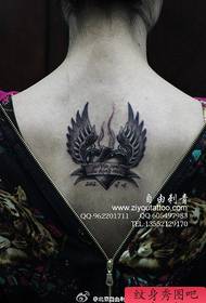 Meitenes mugura izskatās skaista un skaista mīlestības spārnu tetovējuma shēma