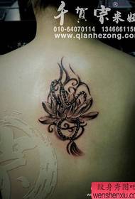 Desain tato lotus dan manik-manik yang cantik di bagian belakang