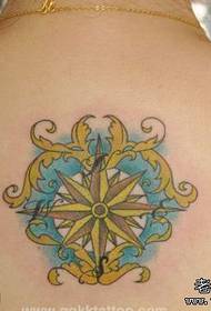 Dívka zpět se vzorem barevné hvězdy tetování