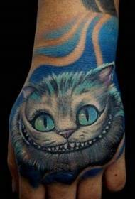 Cov xim zoo nkauj Cheshire Cat tattoo txawv txawv nyob tom qab ntawm tes