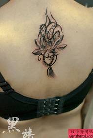 een rug lotus kraal tattoo patroon