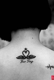 pattern ng tattoo ng back swan letter ng isang babae