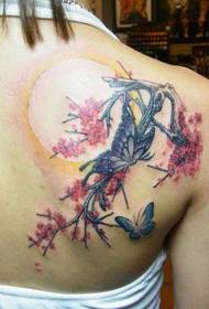 Fermoso e fermoso patrón de tatuaxe de melocotón na parte traseira da beleza