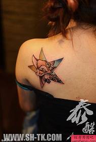 Kvinne tilbake søt ræv og femspiss stjernekombinasjon tatoveringsmønster