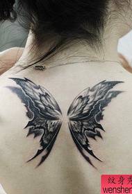 Spectacol de tatuaje, recomandă o femeie modelul de tatuaj cu aripi din spate