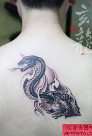 Modèle de tatouage libellule et serpent doré classique