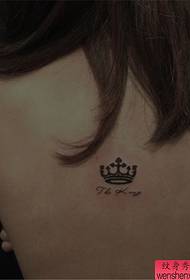 Woman se rug klein vars kroon tatoeëringpatroon