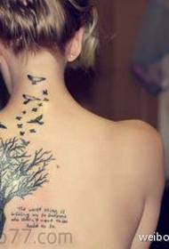 美女背部图腾树小鸟纹身图案