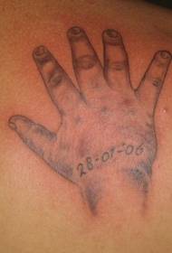 Tangan bayi dengan pola tato tanggal lahir