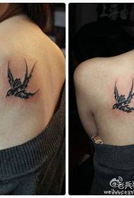 Lány vissza egyszerű és szép totem fecske tetoválás mintát