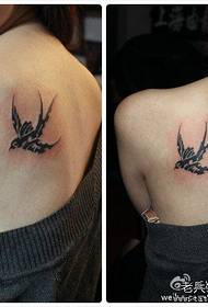 Yarinya ta baya mai sauƙi kuma kyakkyawa totem hadiye tsarin tattoo