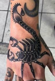Käsi takaisin vanhan koulun käsin piirretty musta skorpioni-tatuointikuvio