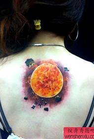 太阳纹身图案:背部彩色太阳纹身图案纹身图片