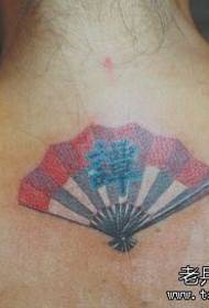 Lány egy kis rajongó tetoválással a hátán