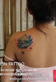 Hermoso color de espalda hermoso patrón de tatuaje de loto