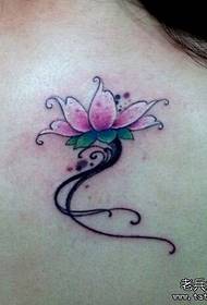 लड़की की पीठ पर एक सुंदर कमल के फूल का टैटू