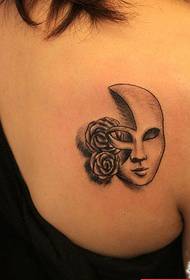 Espectáculo de tatuaxes, recomenda un patrón de tatuaxe de máscara de rosa traseiro dunha muller
