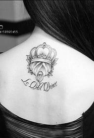 en kvindes bagerste tatoveringsarbejde med kronbrev