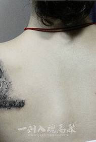 Tattoo ostendit, quia forma terga canis instar unguis Threicae