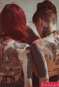Wzór tatuażu z powrotem kobiety