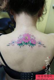 Όμορφη πίσω όμορφη ποπ floral τατουάζ μοτίβο