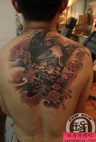 Klasszikus fekete-fehér tetoválás minta a férfi hátán