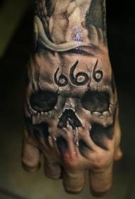 Realistesch 666 Schädel Tattooen op der Hand