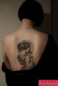 Tetoválás-show, javasolja a nő hátának tetoválásmintáját