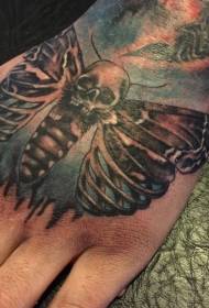 Smešni barviti vzorček tatoo metuljčkov na zadnji strani roke
