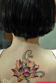 Busana indah pola tato teratai di bagian belakang gadis itu