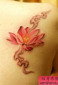 Lijep uzorak lotosove tetovaže u boji leđa